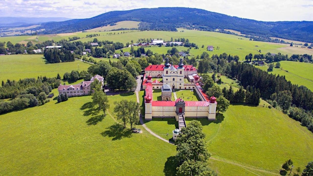 Hotel Zlata Labut Краліки Екстер'єр фото