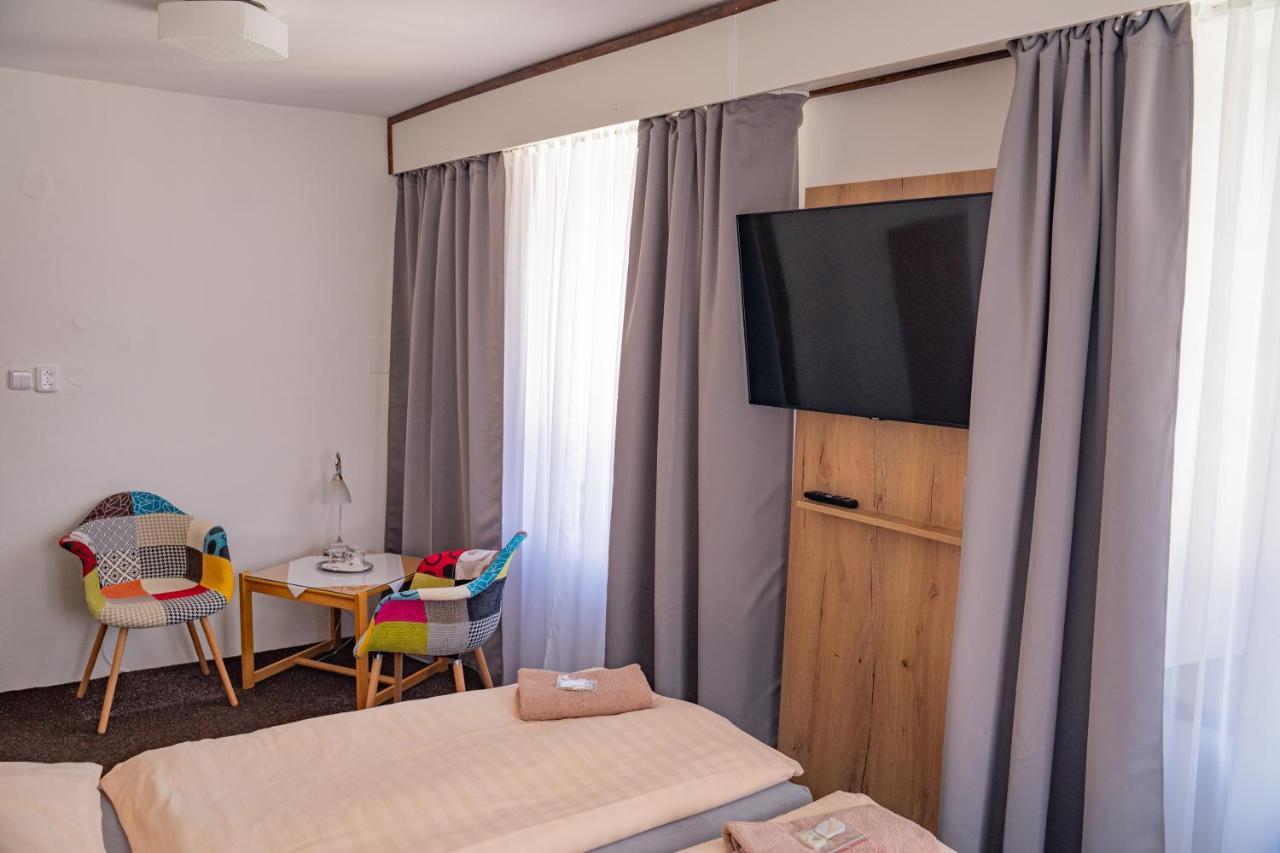 Hotel Zlata Labut Краліки Екстер'єр фото